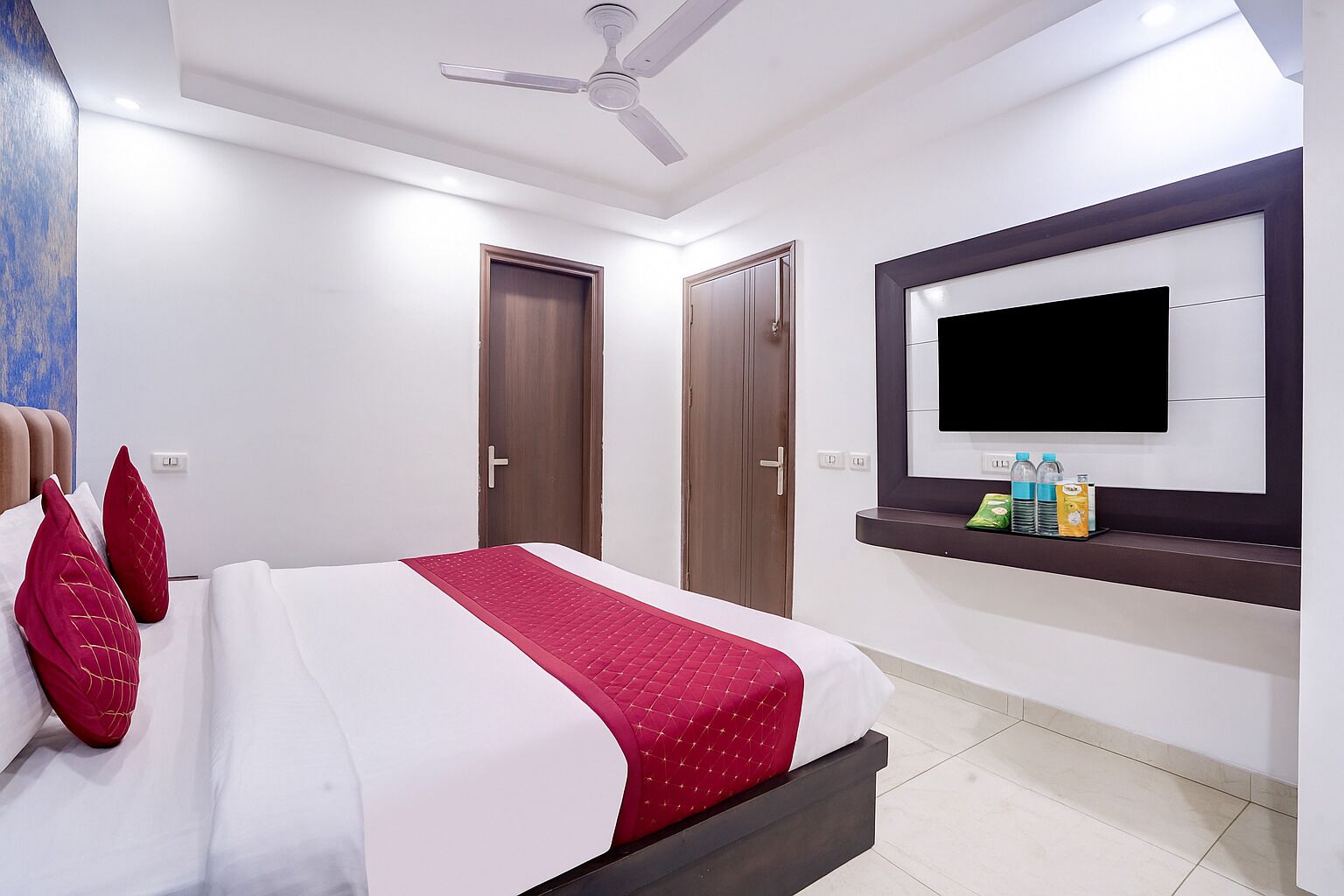 디럭스 더블룸, 더블침대 1개, 전용 욕실, 시내 전망 | 고급 침구, 메모리폼 침대, 미니바, 책상