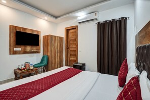 Deluxe dubbelrum - 1 dubbelsäng - privat badrum - utsikt mot staden | Sängtillbehör av högsta kvalitet, memory foam-madrasser och minibar