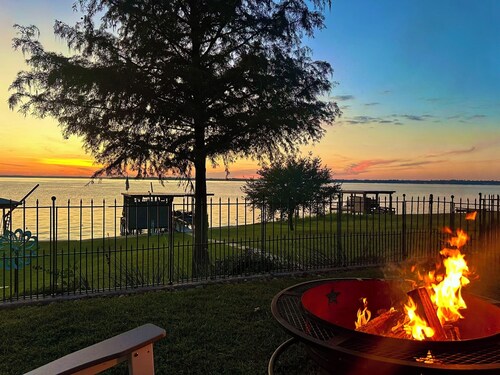 Lakefront Getaway on Lake Livingston, Sleeps 18, Dock, Slide & Sunset Views