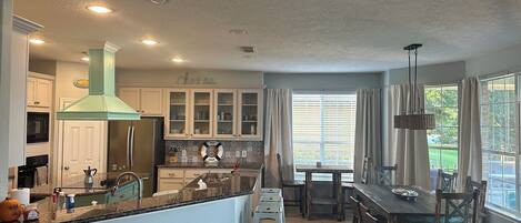 Micro-ondes, four, plaque de cuisson, lave-vaisselle