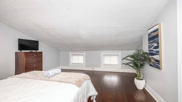 2 habitaciones, escritorio, tabla de planchar con plancha y wifi