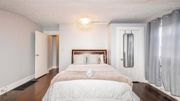 3 habitaciones, tabla de planchar con plancha, wifi y ropa de cama