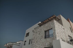 Vista frontal de la propiedad