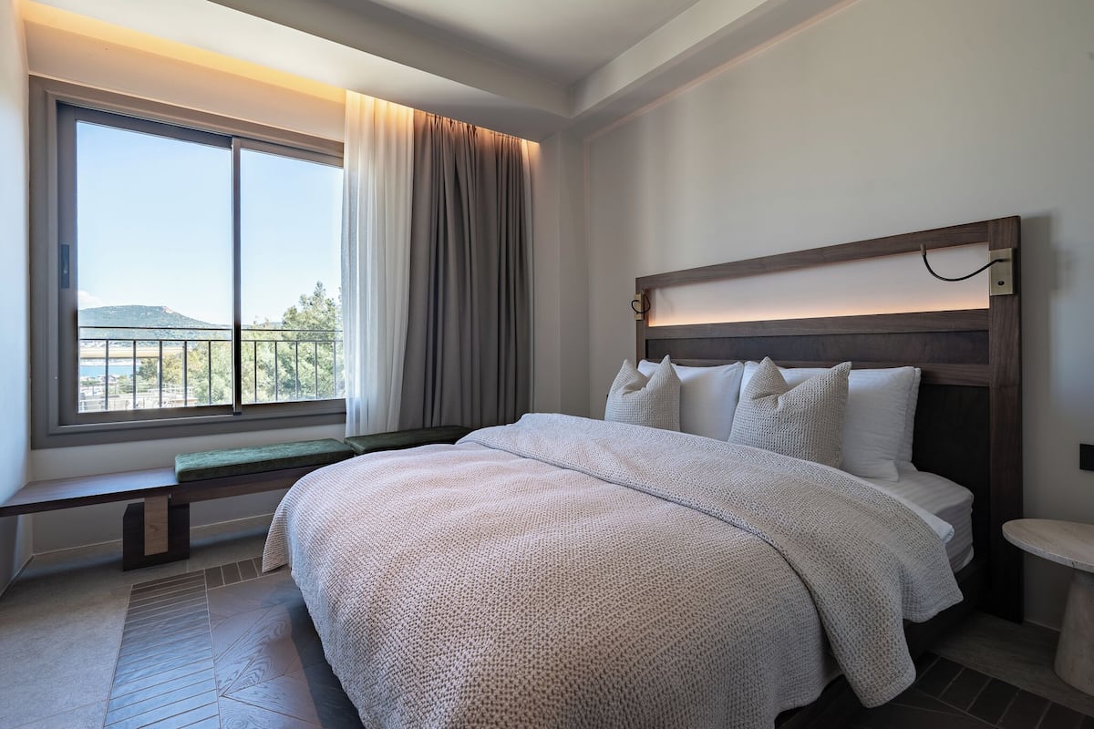 Caja de seguridad en la habitación y espacio para trabajar con laptop