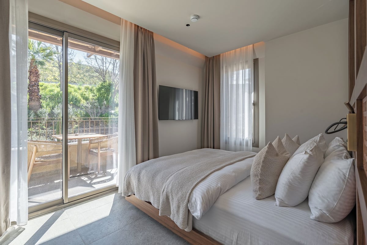 Caja de seguridad en la habitación y espacio para trabajar con laptop