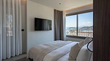 Luxury Studio, Sea View | In-room safe, laptop workspace, iron/ironing board, free WiFi