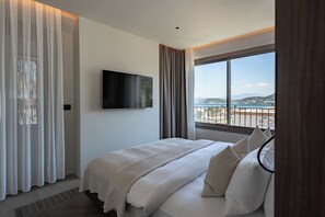 Luxury Studio, Sea View | In-room safe, laptop workspace, iron/ironing board, free WiFi