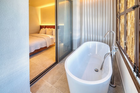 Deluxe Suite | Balcony