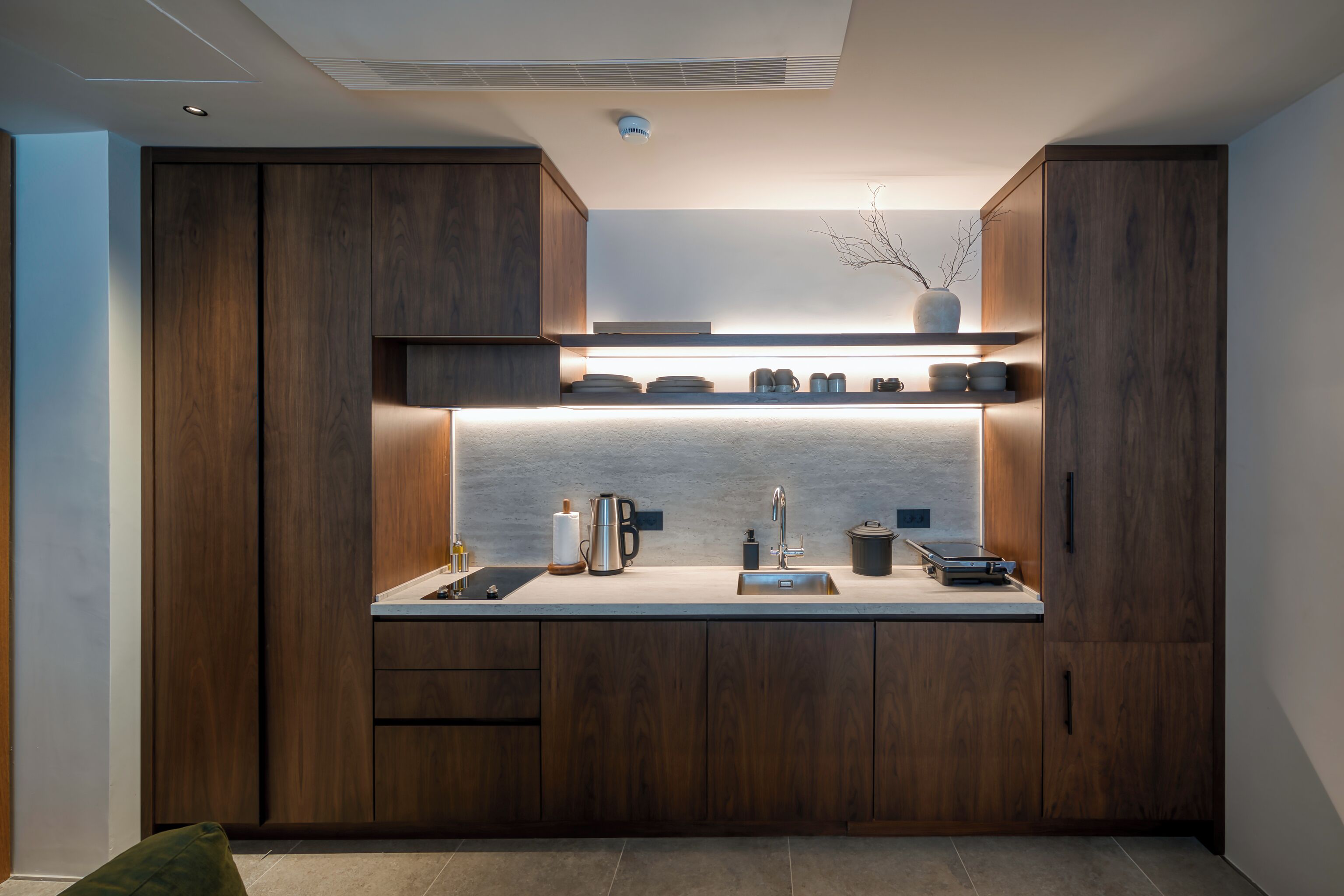 Estudio Deluxe, vistas al jardín | Cocina privada | Placa de cocina, lavavajillas, utensilios de cocina y mesa de comedor