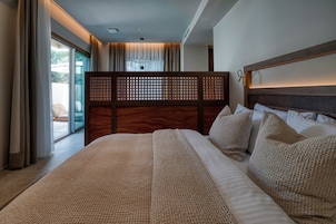 Caja de seguridad en la habitación y espacio para trabajar con laptop