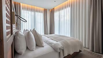 Deluxe Studio, Garden View | Premium bedding, down comforters, pillowtop beds, in-room safe