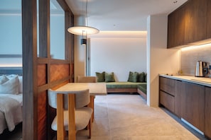 Superior studio, uitzicht op tuin | Een kluis op de kamer, een strijkplank/strijkijzer, gratis wifi