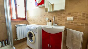 Suihku, hiustenkuivaaja, bidee, pyyhkeet