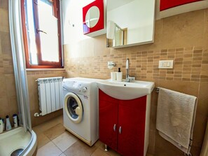 Suihku, hiustenkuivaaja, bidee, pyyhkeet