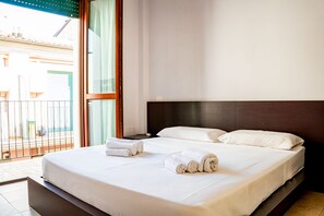 1 bedroom, iron/ironing board, bed sheets - La casa di Leonardo - One Bedroom Apartment, Sleeps 2 (Civitanova Marche)