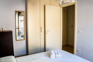 1 sovrum, strykjärn/strykbräda och sängkläder