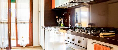 Fridge, oven, stovetop, dishwasher