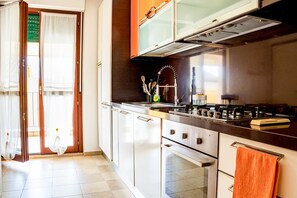 Kylskåp, ugn, spishäll och diskmaskin