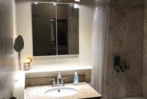 Whirlpool, Haartrockner, Handtücher, Seife