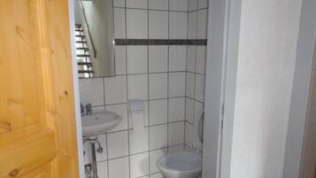 Een douche, handdoeken, toiletpapier