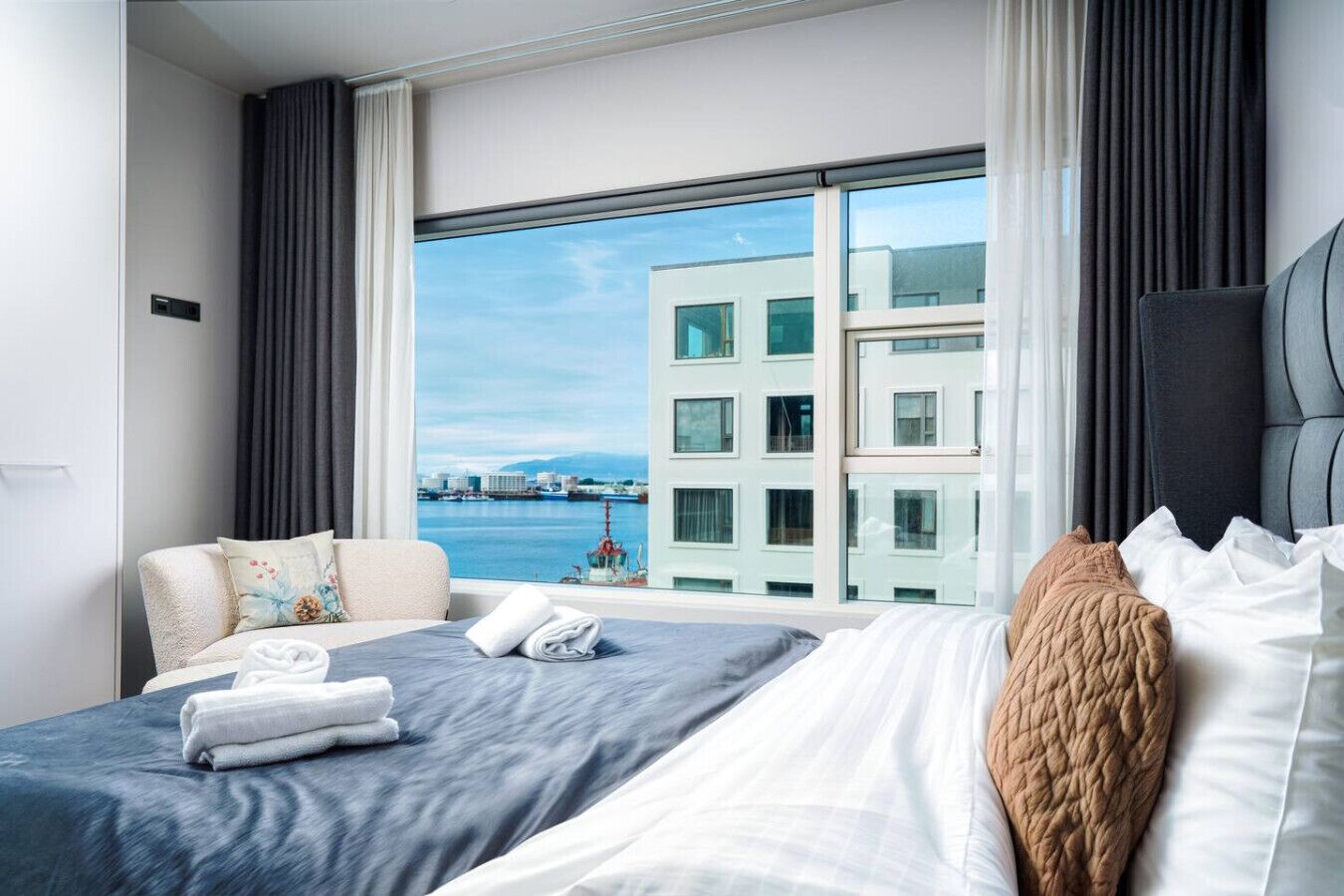 2 多间卧室、办公桌、熨斗/熨衣板、WiFi