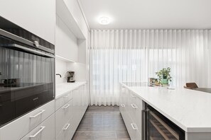 ثلاجة، ميكروويف، فرن، موقد طهي مسطح