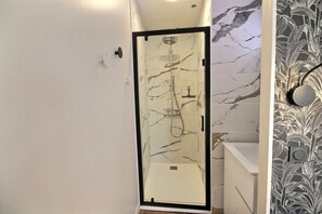 Douche, sèche-cheveux