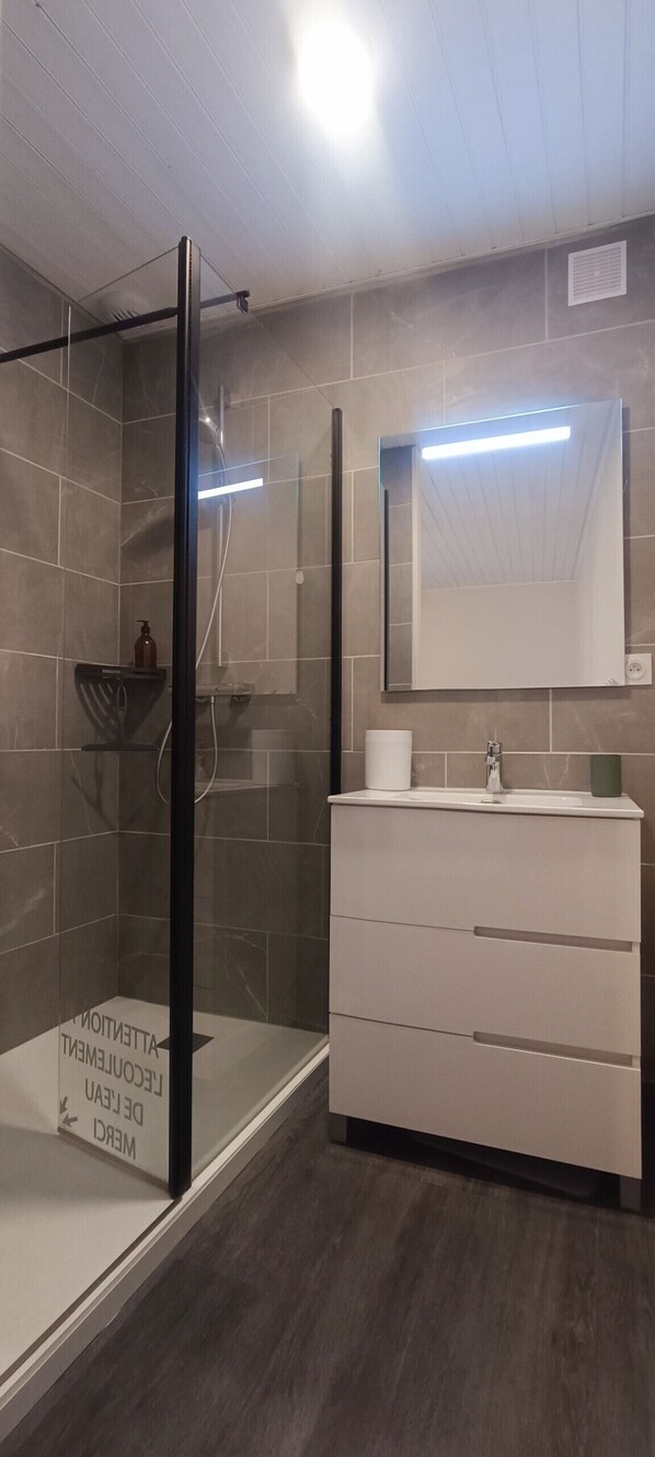 Douche, sèche-cheveux