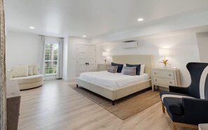 4 bedrooms, desk, iron/ironing board, WiFi