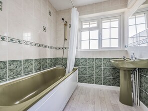 Douche, séchoir à cheveux, serviettes fournies