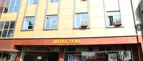 Vista frontal de la propiedad