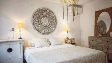 3 عدّة غرف نوم وخدمة الإنترنت وملاءات أسرّة