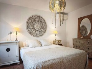 3 عدّة غرف نوم وخدمة الإنترنت وملاءات أسرّة