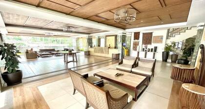 Cozy 1BR Condo w/Balcony, 25MBPS Wifi, Disney+, Kitchen, Pet Friendly