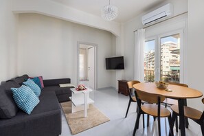 Apartamento, 2 quartos, sacada, vista para a cidade | Área de estar | Smart TV 40 polegadas com canais digitais