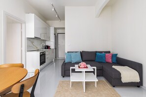Appartement, 2 chambres, balcon, vue sur la ville | Aire de séjour | Téléviseur connecté de 40 po avec télévision numérique
