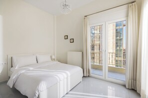 Apartamento, 2 quartos, sacada, vista para a cidade | Cortinas blackout, ferros/tábuas de passar roupa, Wi-Fi de cortesia