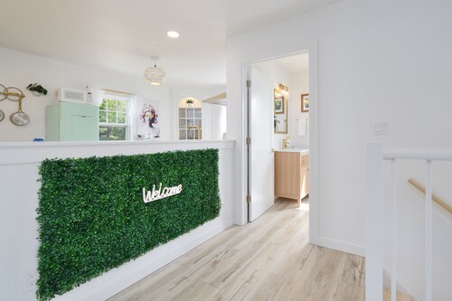 Victorian Penthouse 2 bedroom down town.

Share

Save