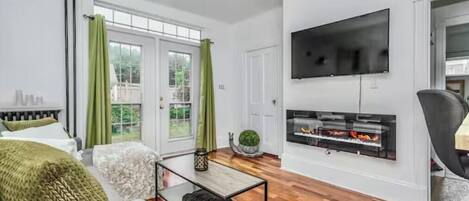 Televisie en een open haard