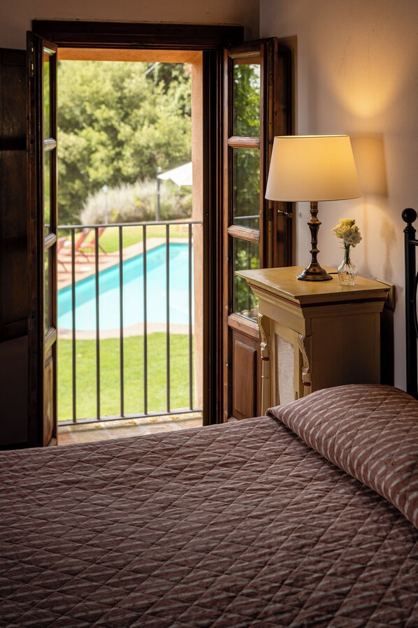 4 chambres, fer et planche à repasser, lit de bébé portatif