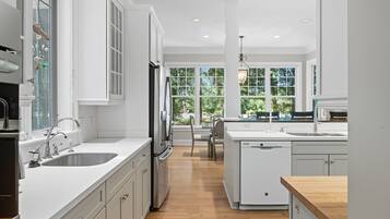 冰箱、微波炉、烤箱、炉灶