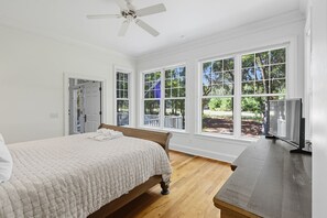 4 chambres, fer et planche à repasser, lit de bébé portatif, Wi-Fi