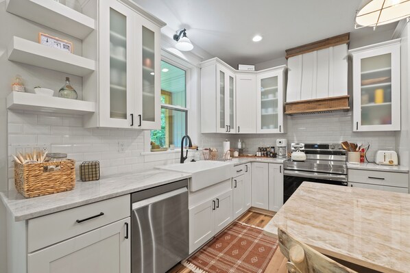 ثلاجة، فرن، موقد طهي مسطح، غسالة أطباق