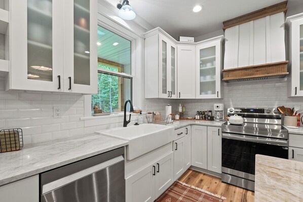 Fridge, oven, stovetop, dishwasher