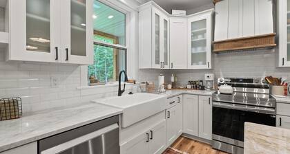 Egg Harbor home~Dog-Friendly w/ Outdoor bar