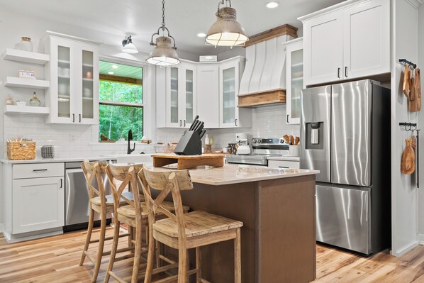 Fridge, oven, stovetop, dishwasher