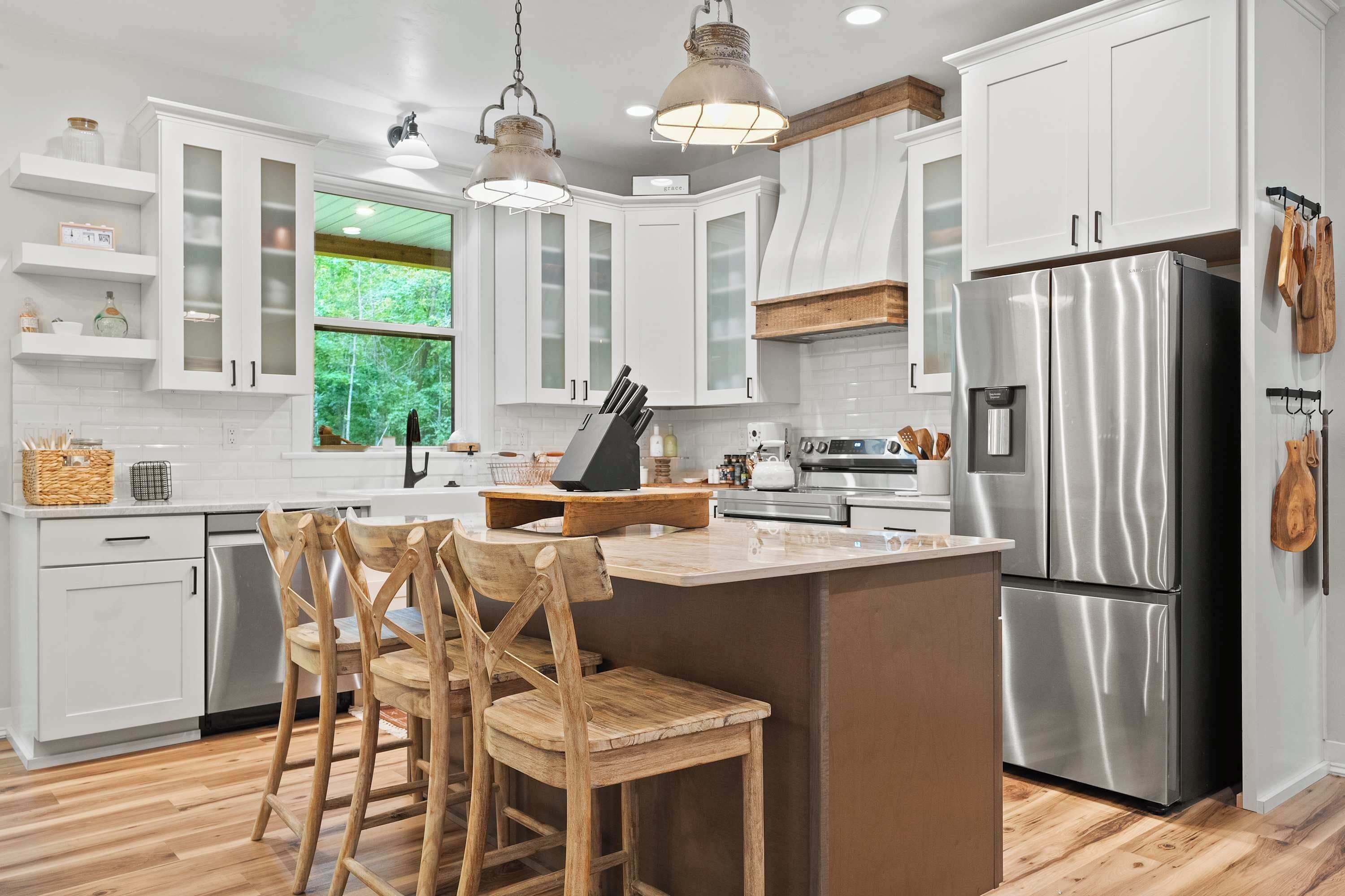 Coffee/tea maker, fridge, oven, stovetop