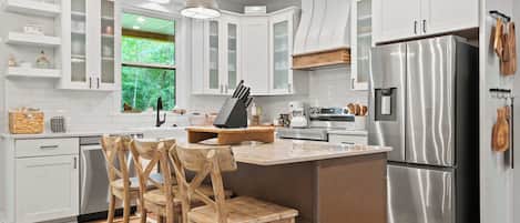 Coffee/tea maker, fridge, oven, stovetop
