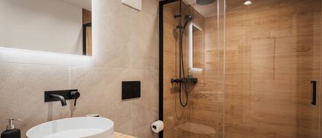 Serviettes fournies, papier toilette