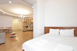 Appartamento, letti multipli, balcone | Area soggiorno | TV a schermo piatto 50 pollici con canali via cavo